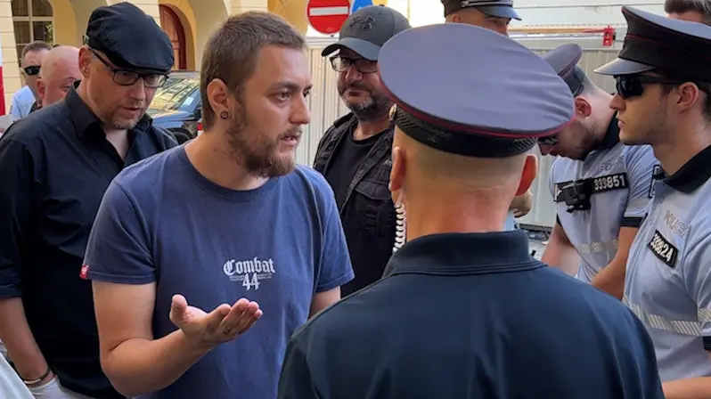 Kriminalisté zadrželi na demonstraci v Praze muže s vytetovaným hákovým křížem.