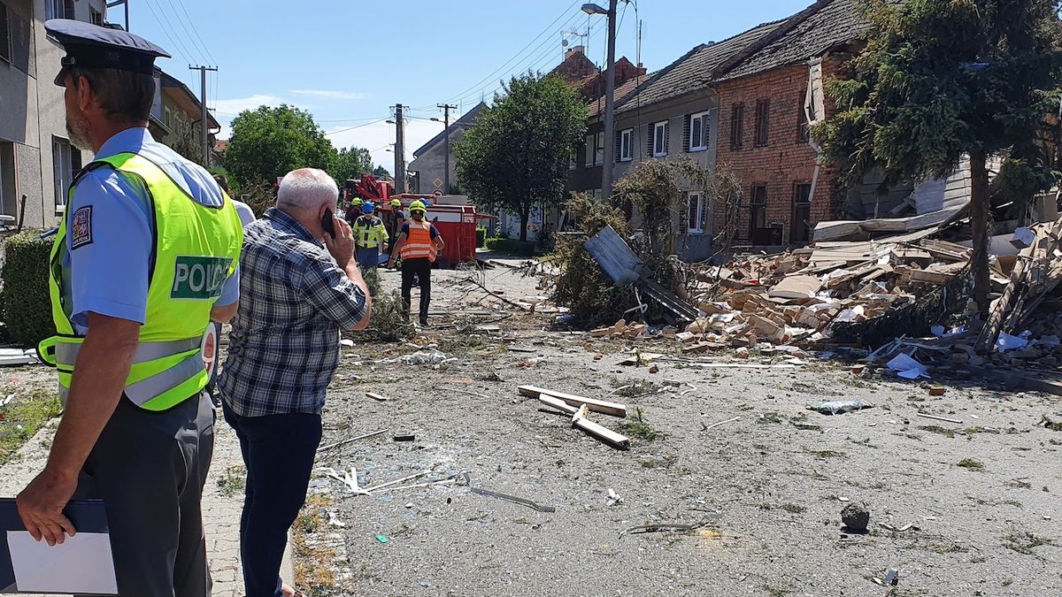 Při výbuchu domu v Olšanech zemřel člověk, vznikla škoda za 10 milionů