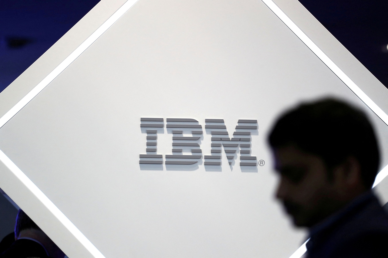 IBM zažila nejhorší den na burze, zákazníci přesouvají své výdaje jinam