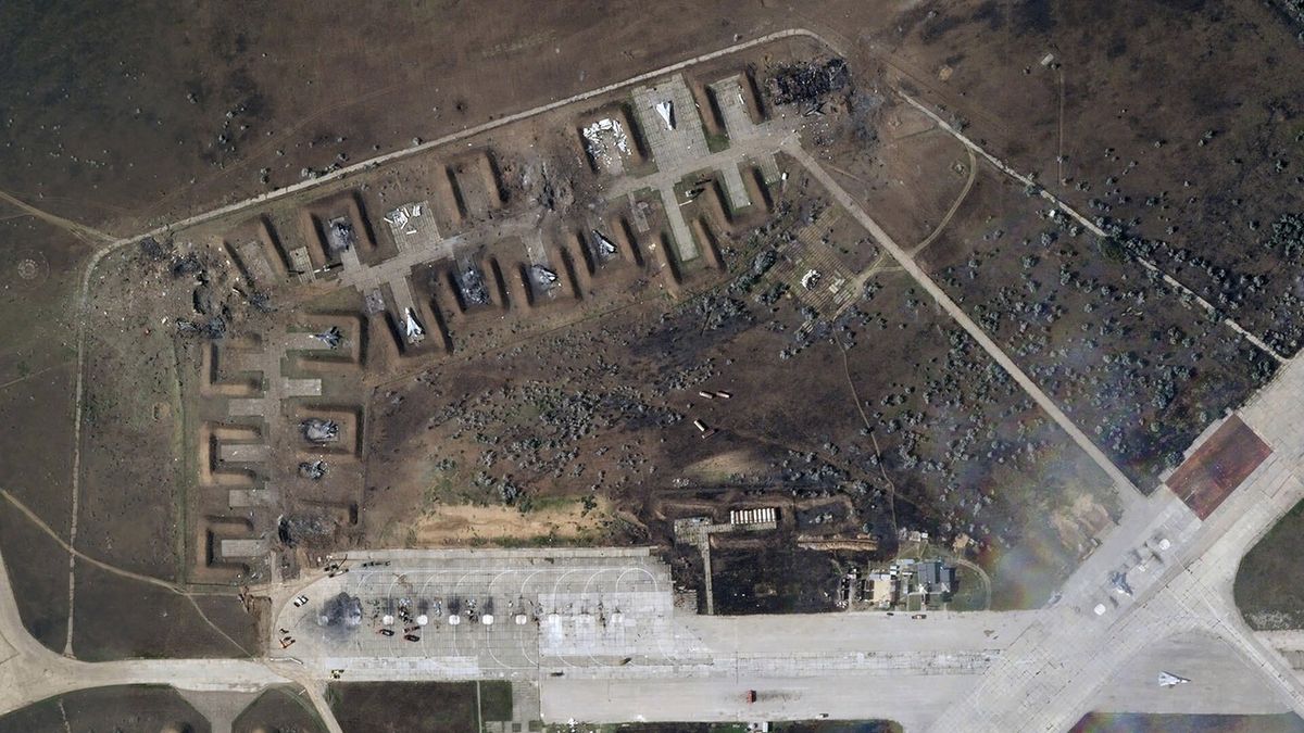 Satelitní snímky ruské základny na Krymu ukazují rozsáhlé škody