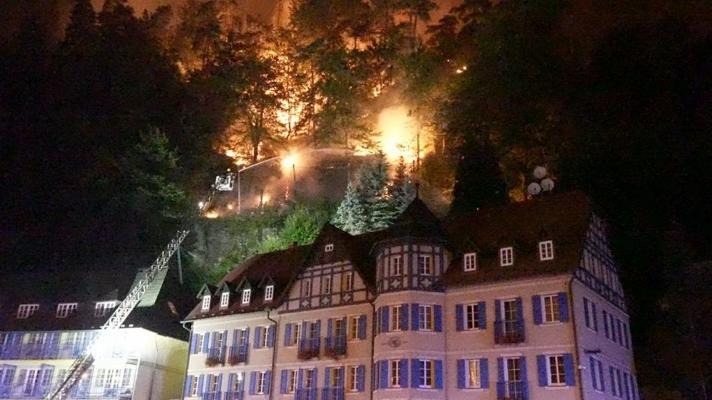 Lidé postižení požárem v Českém Švýcarsku mohou žádat o okamžitou pomoc od státu