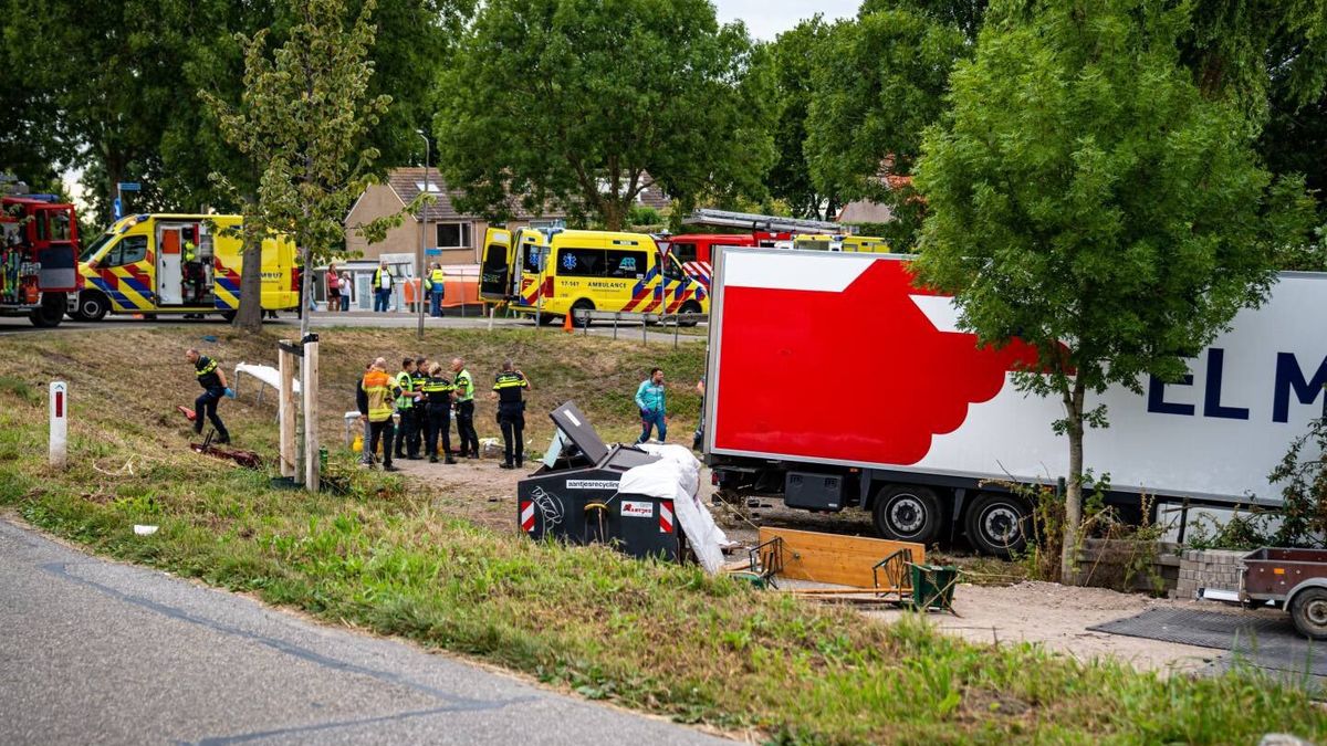 Nákladní auto na jihu Nizozemska vjelo do pouliční oslavy, několik mrtvých