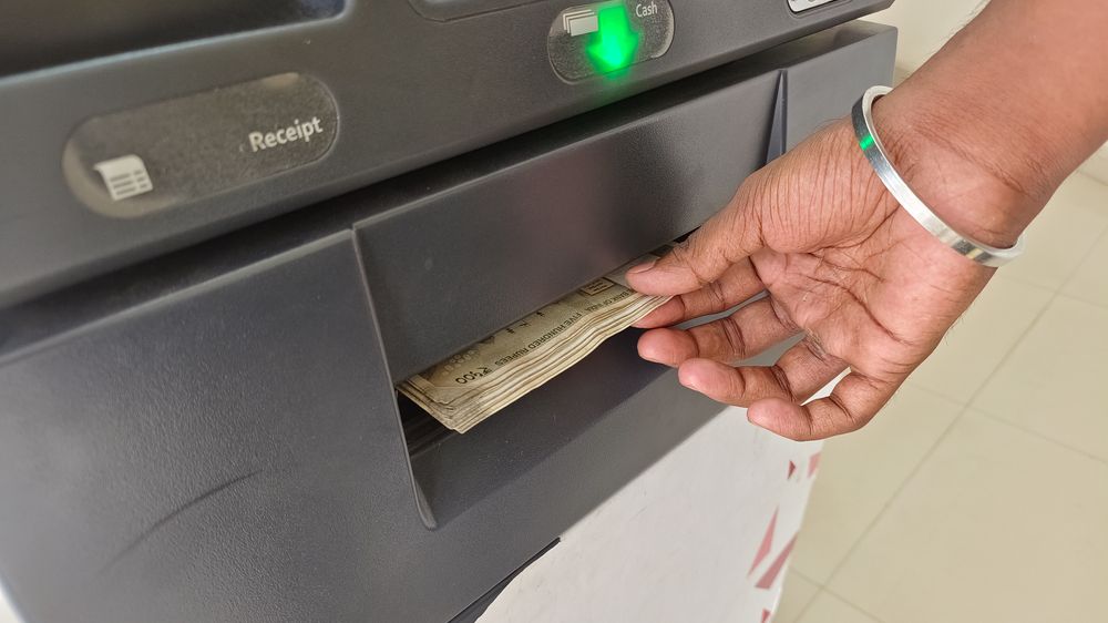 Žena poslechla instrukce podvodníka, přes bankomat mu poslala statisíce
