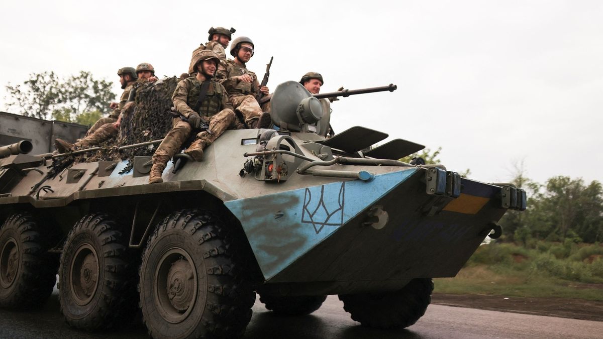 Ukrajinští vojáci u Bachmutu na obrněném transportéru BTR 