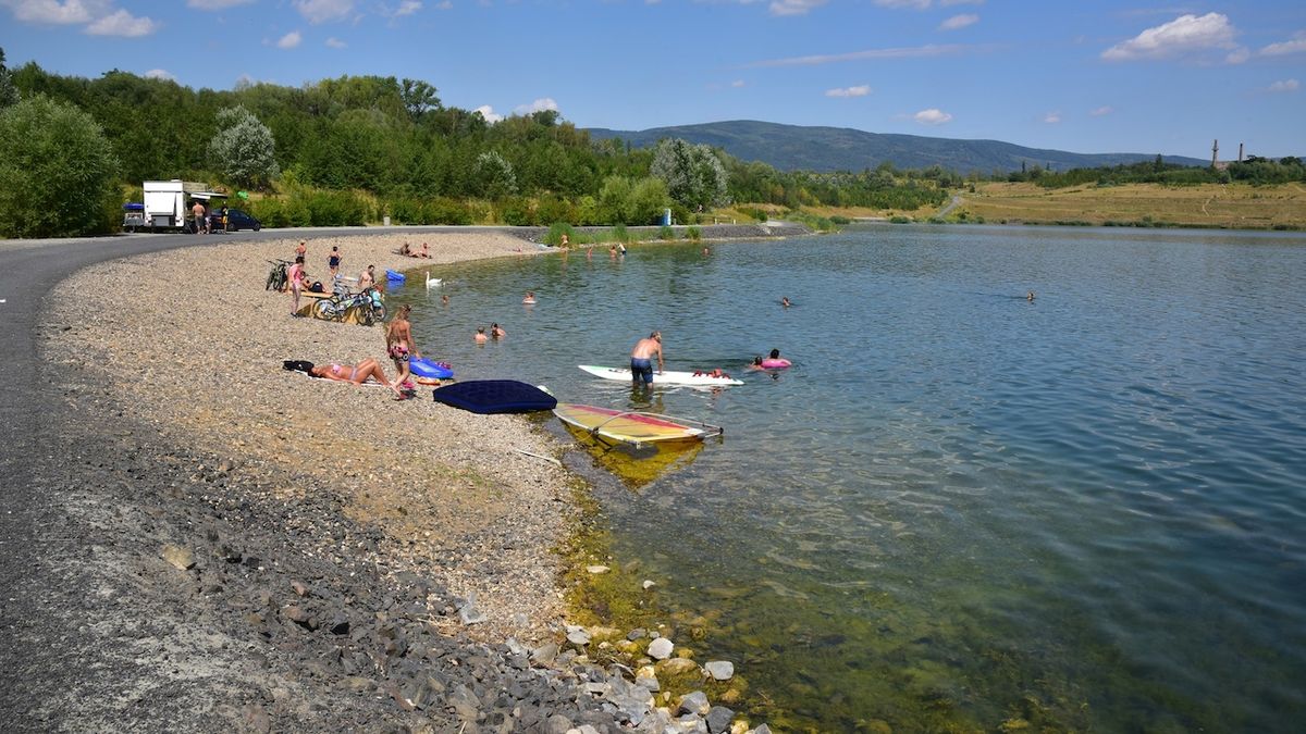 V jezeru Milada bude kvůli hašení požáru zakázané koupání