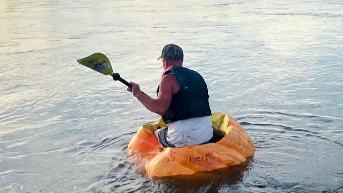 Muž v obří dýni na řece ujel 61 kilometrů, zapsal se do knihy rekordů