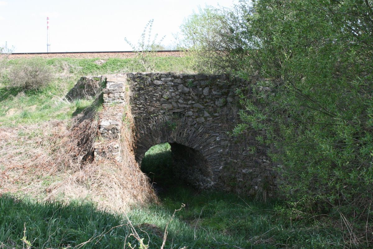 Mostek a zářez bývalé koněspřežky u obce Velešín