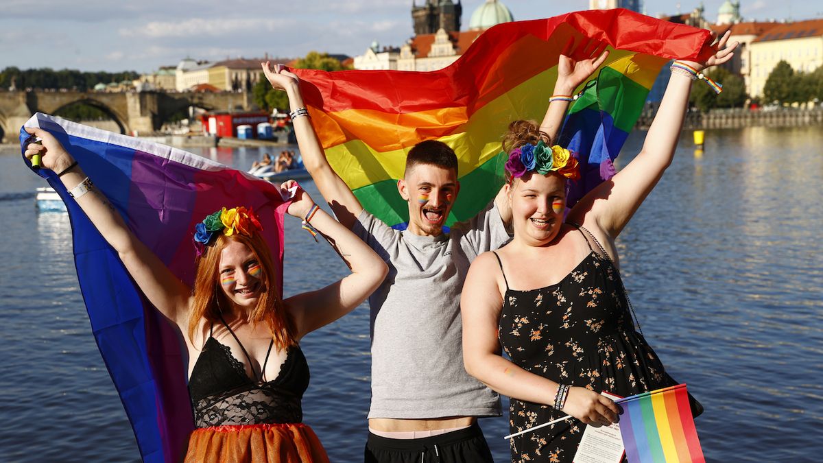 FOTO: Hlavní město v barvách duhy. Odstartoval dvanáctý ročník Prague Pride