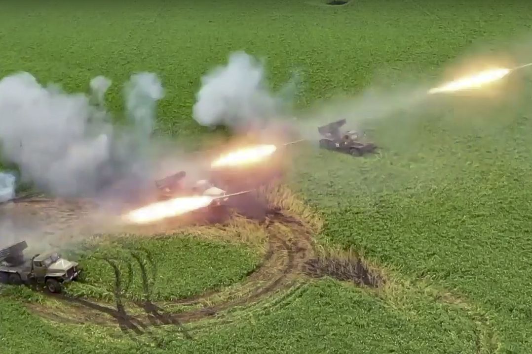 Ruská palba z raketometů BM-21 Grad