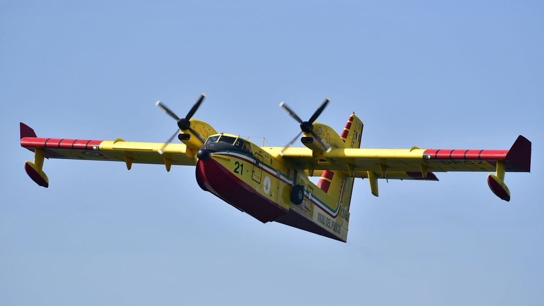 L’aereo Canadair italiano è tornato per aiutare a combattere l’incendio