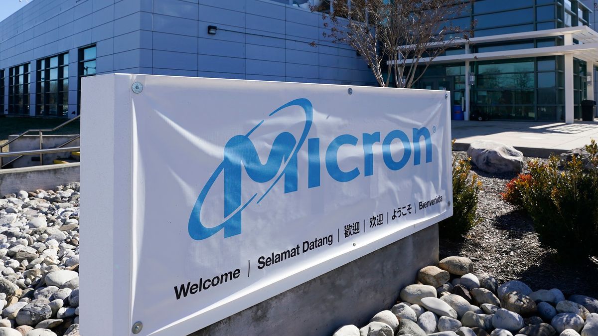 Micron napumpuje do výroby čipů v USA 100 miliard dolarů