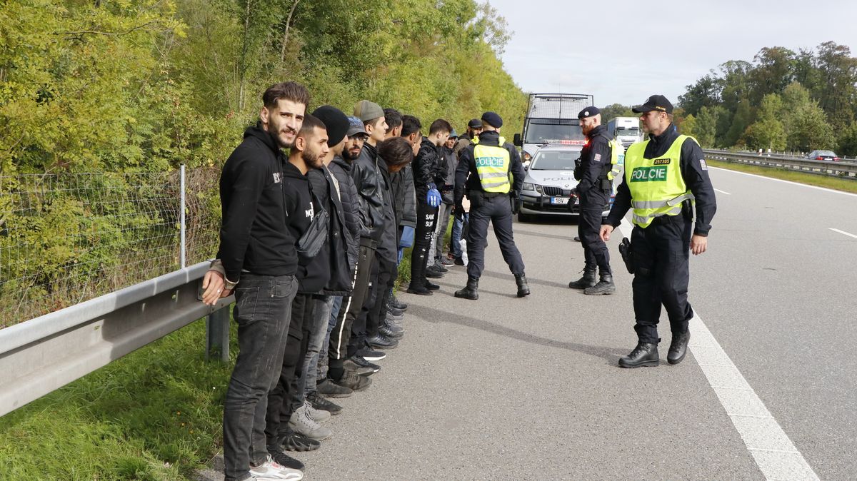 Patnáctičlenná skupina migrantů šla po dálnici D2 v protisměru