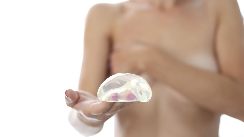 Životnost prsních implantátů je omezená, problémy se po čase mohou objevit až u 20 % žen