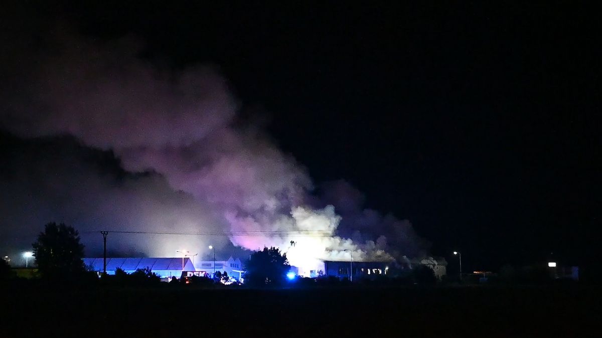 Noční požár výrobní haly u Prahy způsobil škodu za 20 milionů