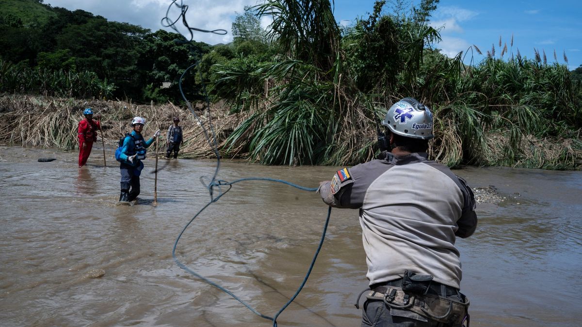 Počet obětí záplav na severu Venezuely se podle prezidenta vyšplhá nad 100