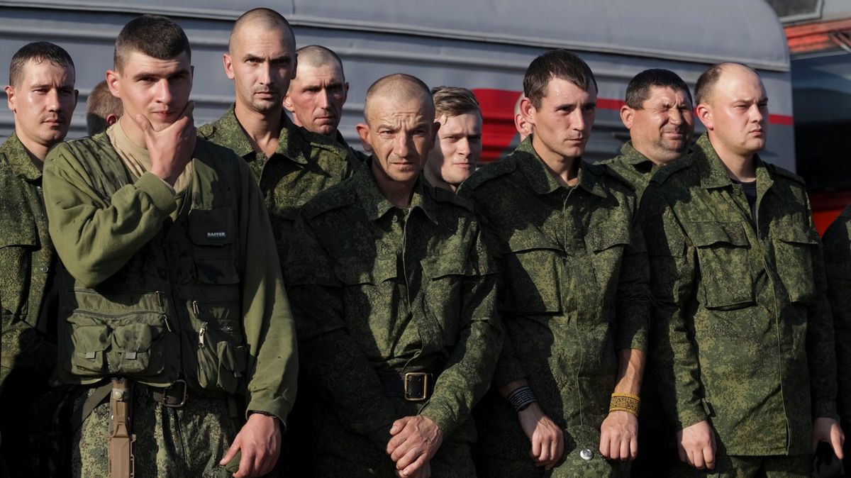 Mobilizovaný Rus po zprávě o smrti příbuzných na frontě zajal důstojníky