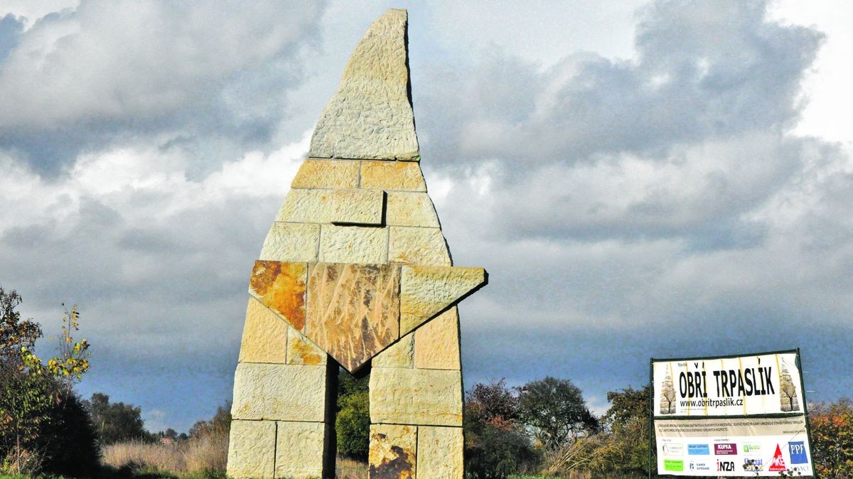 Největší socha v Česku. Hořický trpaslík po třiceti letech stojí