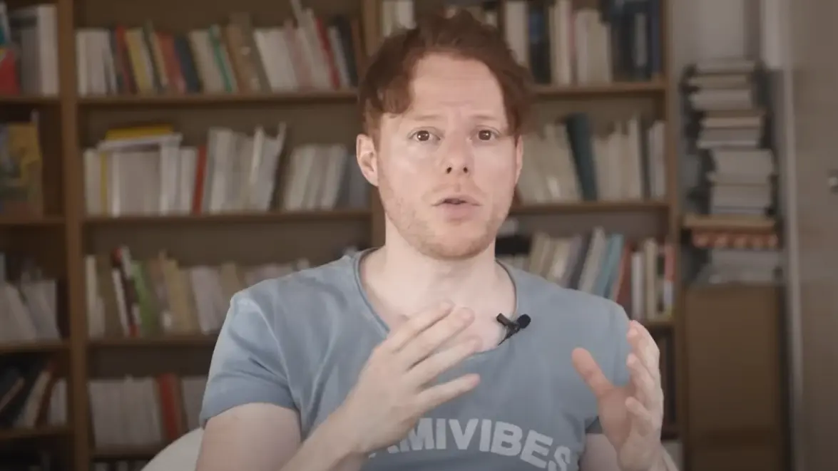 Sériový myslitel boduje na sociálních sítích s filozofií - Novinky.cz
