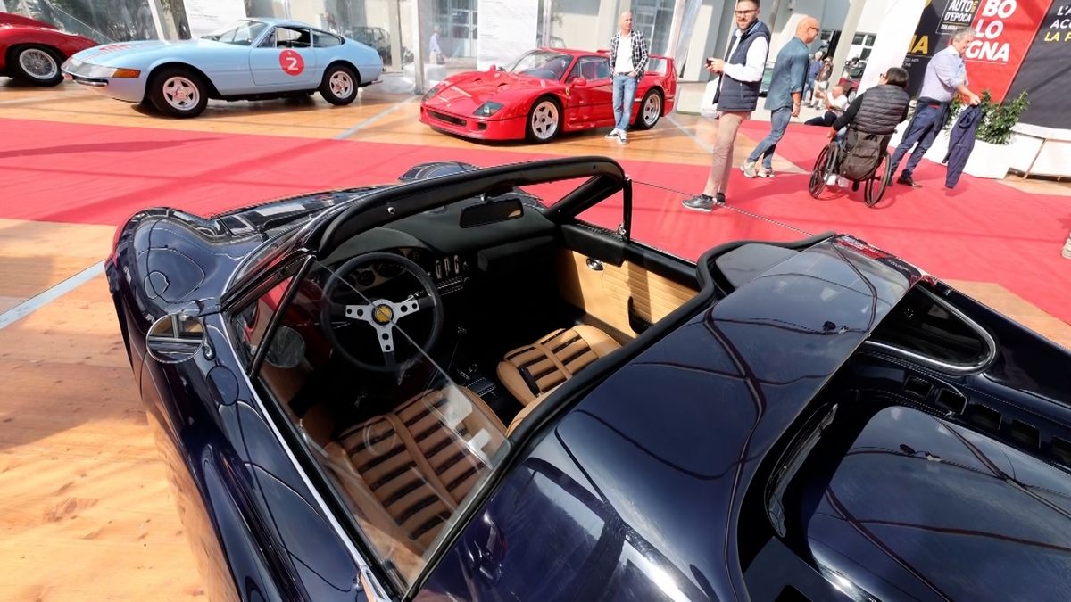 Na největší evropské prodejní výstavě autoveteránů je k vidění spousta vozů Ferrari i Porsche
