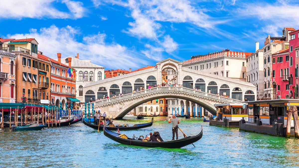 Benátky v lednu nezačnou vybírat vstupné od turistů. Nestíhají to