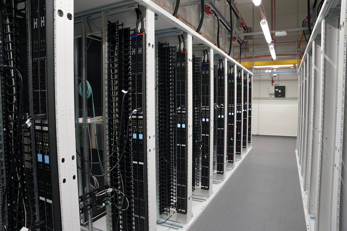 Racky připravené na montáž serverů