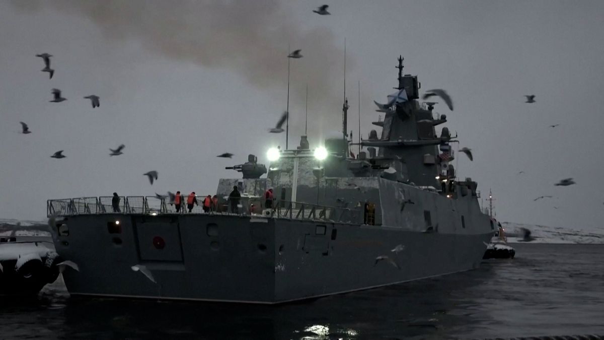 Ruská válečná loď zachránila desítky lidí z lodi v řeckých vodách, uvedlo ministerstvo