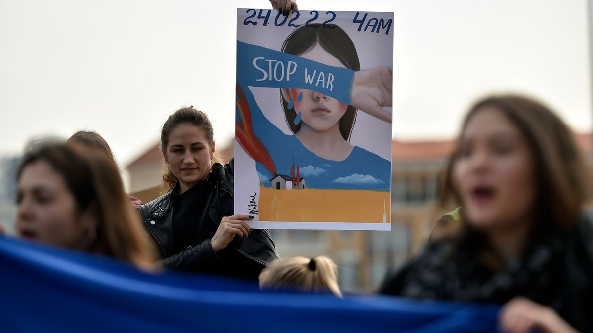 V Rusku se na výročí invaze konají protestní akce. Lidé jsou zatýkáni