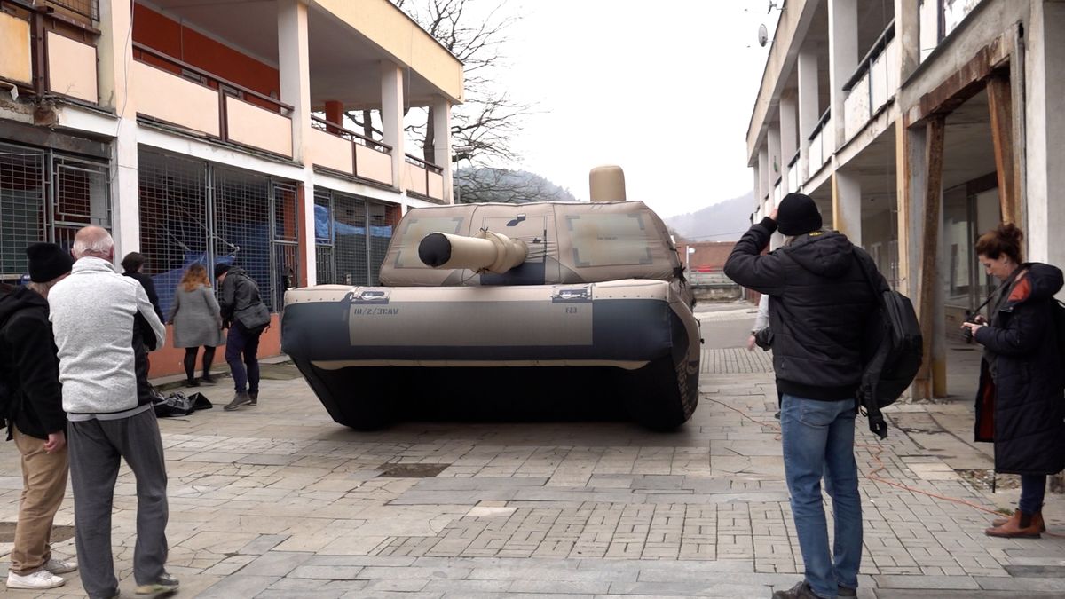 Není tank jako tank. Děčínská firma vyrábí nafukovací vojenské návnady, které umí oklamat nepřítele