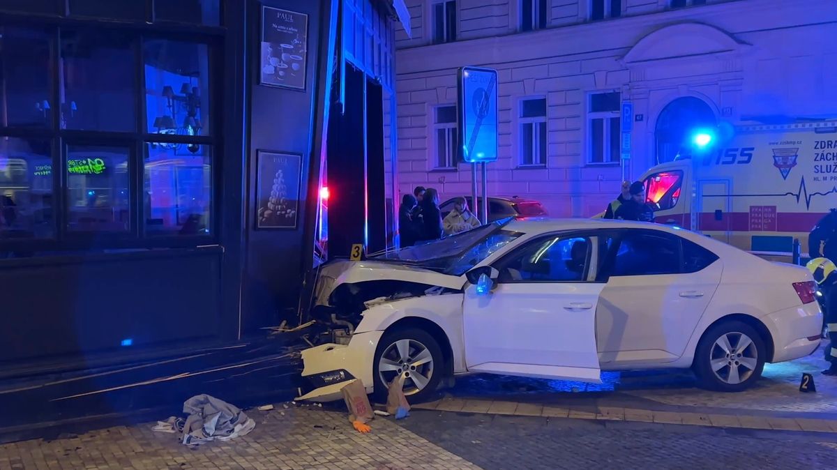 Auto v centru Prahy vjelo mezi lidi na chodník. Řidič měl křeč