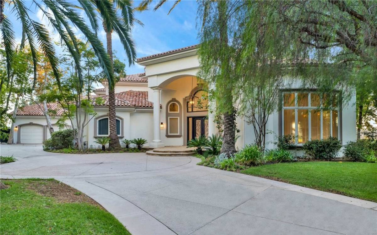 Sídlo má soukromou příjezdovou cestu.