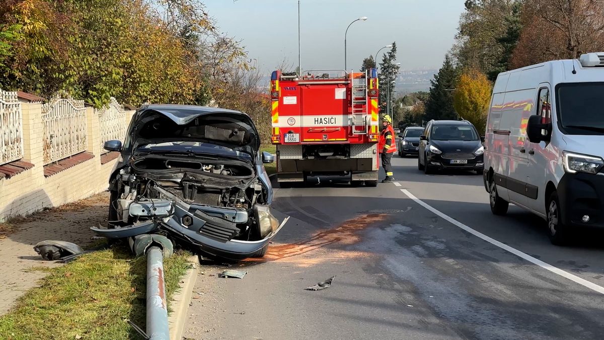 Kradené auto porazilo u Prahy zrcadlo a lampu, řidič po nehodě zmizel