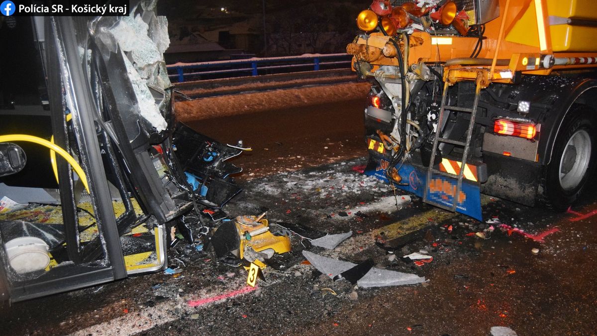 Autobus na Slovensku narazil do sypače, sedm zraněných