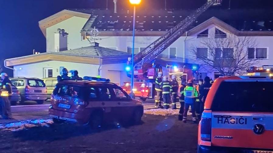 Požár domu s pečovatelskou službou na Semilsku: jeden mrtvý, desítky evakuovaných