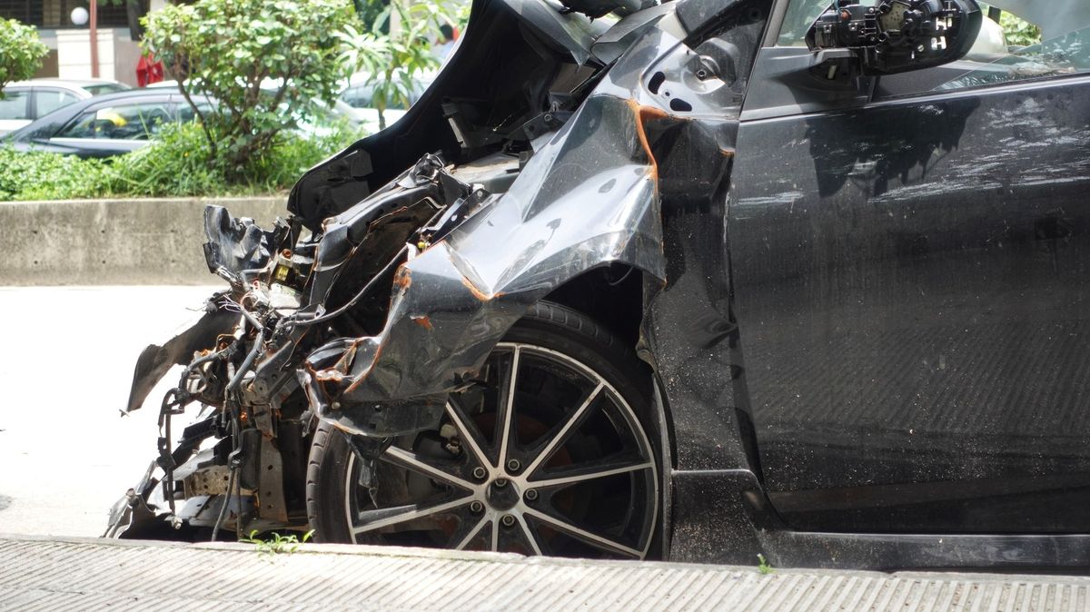 Opilý řidič havaroval s vozem na Rychnovsku, spolujezdec se těžce zranil