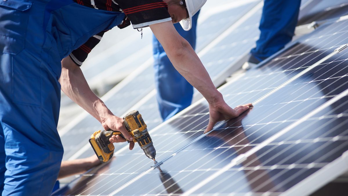 Distributoři už v pololetí připojili více fotovoltaik než za celý loňský rok