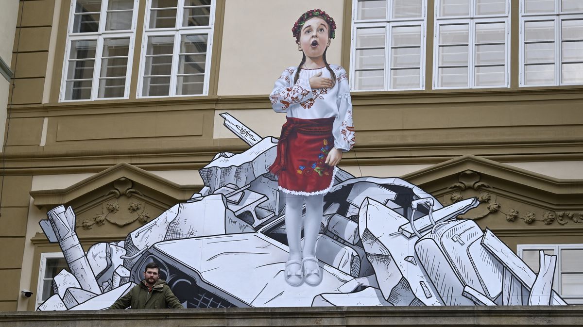 Sedmiletá Amélie jako symbol války. Sněmovna připomněla výročí dílem od Chemise