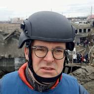 Váleční reportéři jezdívají do prvních linií bojů.