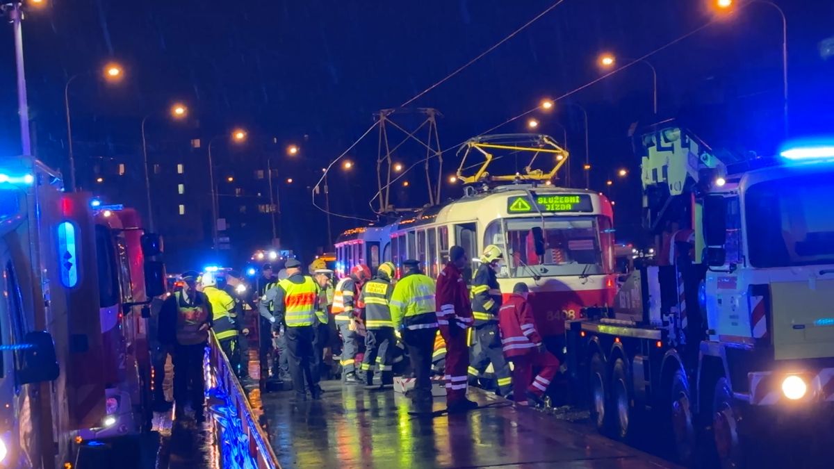 Muž v Praze zůstal zaklíněný pod tramvají