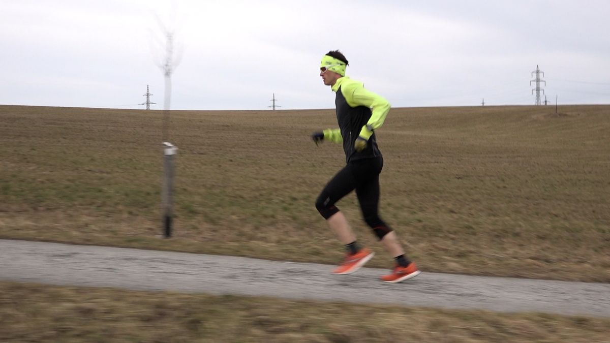Běh mi pomáhá s léčbou vážného onemocnění ledvin, říká extrémní sportovec. Ročně naběhá tisíce kilometrů