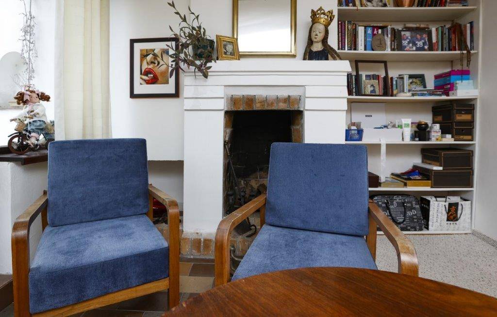 Po celém domě jsou samozřejmě knihovny.