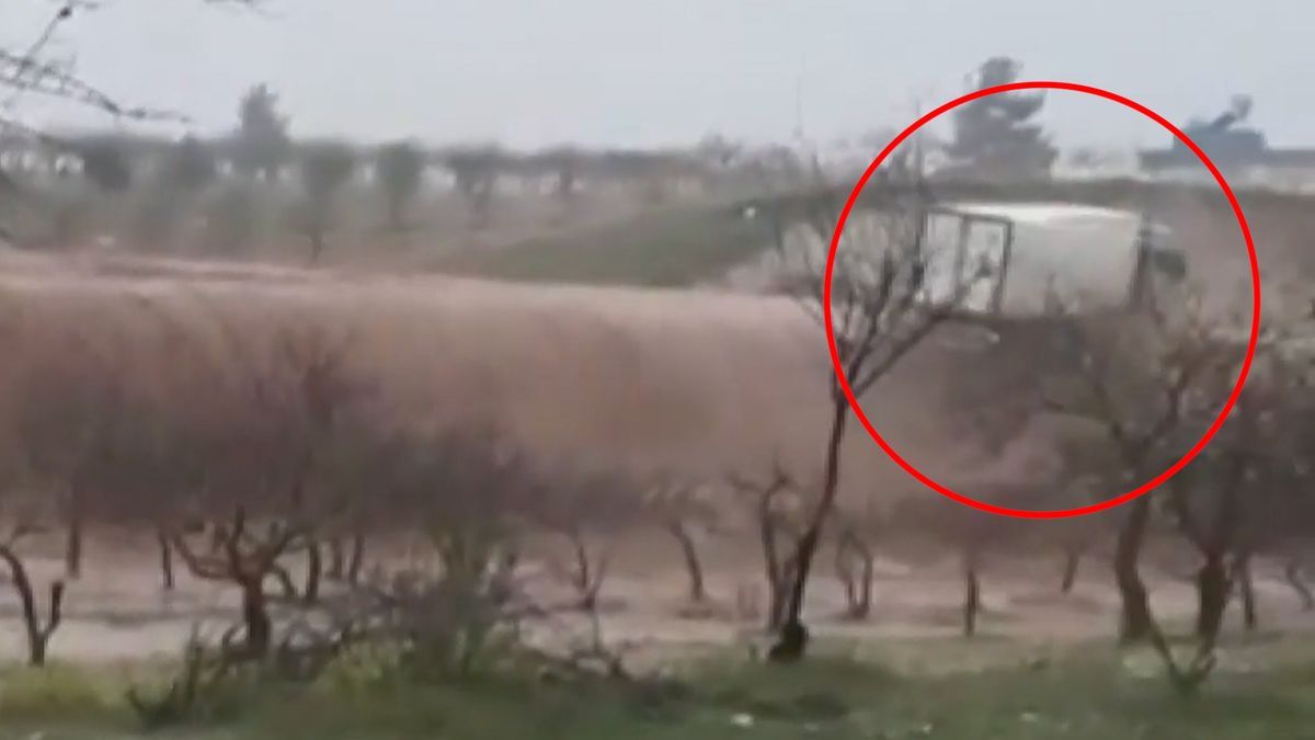 Drsné záběry z tragických záplav v Turecku: Kamion za jízdy strhla voda