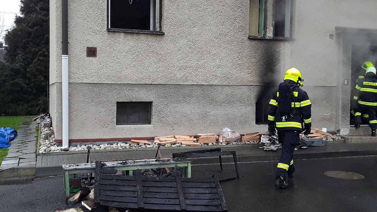 Požár sklepa uvěznil v domě na Šumpersku rodiče s dětmi