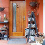 Ani zápraží nepostrádá invenci a pohodu hned u vchodu.