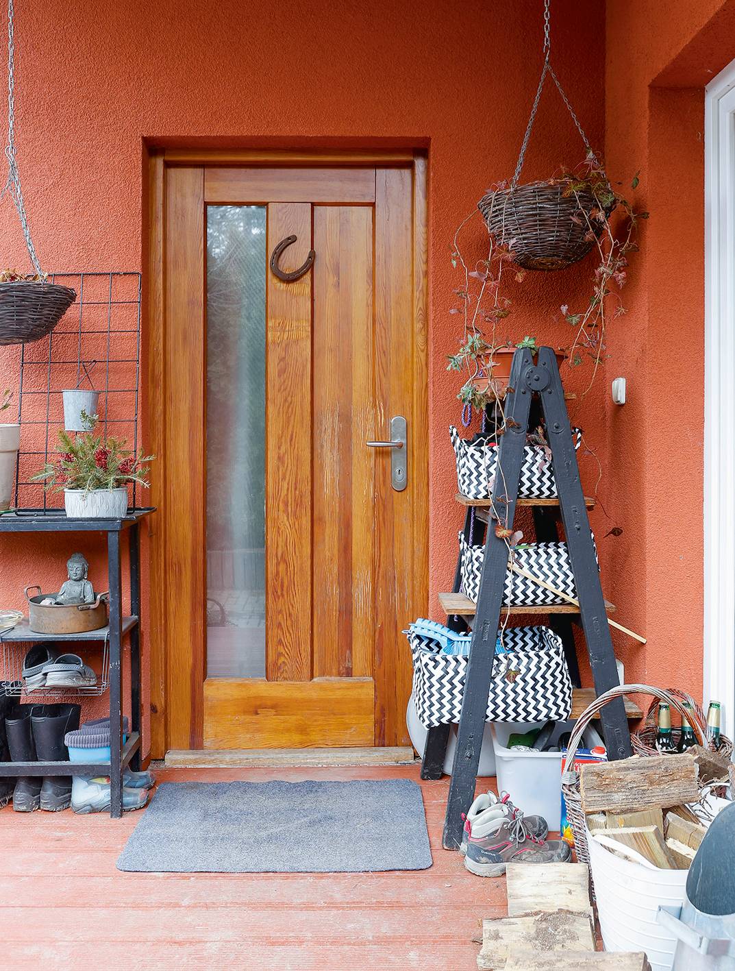 Ani zápraží nepostrádá invenci a pohodu hned u vchodu.