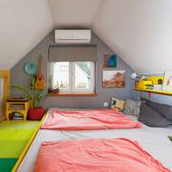 Útulná je i podkrovní ložnice.