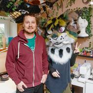 Výtvarný talent zdědila také dcera, která tvoří i takovéto masky.