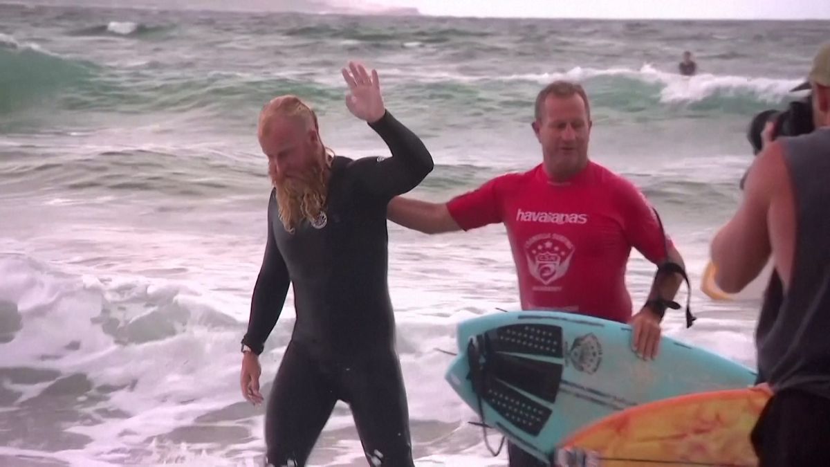 40 hodin ve vlnách. Australský surfař trhl světový rekord