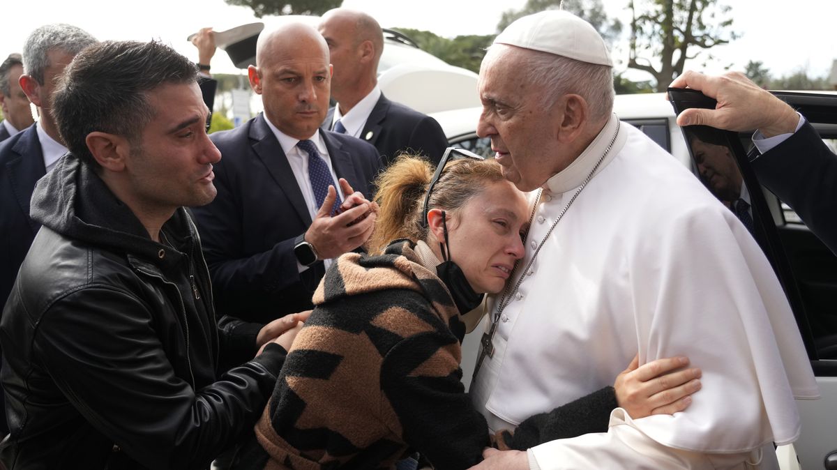 „Ještě jsem naživu.“ Papež František opustil nemocnici