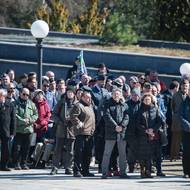 Veřejnost se shromáždila během obřadu před krematoriem