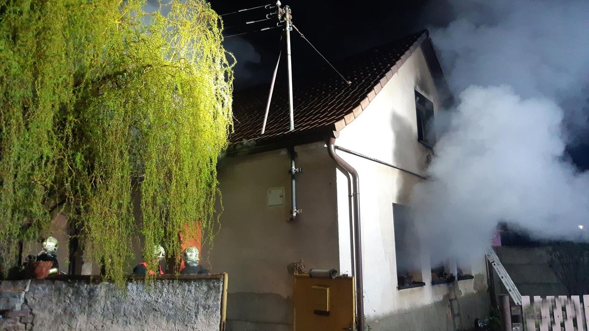 Požár domu na Kutnohorsku: Popálenou ženu odvezl vrtulník, uvnitř byly i děti